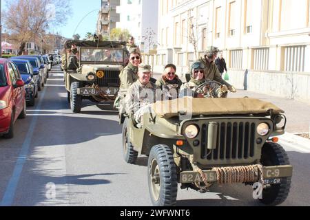 Die 2. Panzerbrigade Combat Team, 1. Panzerdivision, das Kommandoteam Oberst Dwight D. Domengeaux und Kommandokommando Generalmajor Jesus H. Peńa nehmen an einer Militärprozession durch die Stadt Nettuno Teil, die das Erbe der Soldaten ehrt, die am 21. Januar 2024 auf dem Strand von Anzio-Nettuno, Italien, kämpften. Das 2nd Armored Brigade Combat Team, 1st Armored Division, damals Combat Command Bravo, nahm an der Landung der Alliierten am X-Ray Beach in Nettuno am 22. Januar 1944 Teil. Stockfoto