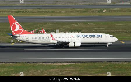 ISTANBUL, TURKIYE - 01. OKTOBER 2022: Turkish Airlines Boeing 737-9F2ER (40984) landet am Flughafen Istanbul Stockfoto