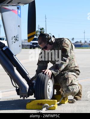 Ein Mitglied der 147th Attack Wing Aircraft Maintenance Squadron inspiziert am 10. Januar 2024 einen MQ-9 Reaper am Scholes International Airport in Galveston, Texas. Der Wing testete die Start- und Bergungsoperationen am internationalen Flughafen Scholes in Galveston als Teil seines innovativen Ansatzes für das Konzept der Agile Combat Employment. Stockfoto