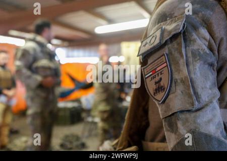 Ein Soldat der 3rd Security Force Assistance Brigade der US Army beschreitet Truppen des 11th Mountain Battalion der Vereinigten Arabischen Emirate über den Einsatz des Multiple Integrated Laser Engagements Systems (MILES) vor Beginn der Joint Readiness Training Center Rotation 24-03 in Fort Johnson, Louisiana, 9. Januar 2024. JRTC und Fort Johnson trainieren Brigade-Kampfteams, um großangelegte Operationen auf einem entscheidenden Kampffeld gegen eine nahe-Peer-Bedrohung mit Multi-Domain-Fähigkeiten durchzuführen. JRTC und die Plattform des Combat Training Center entwickeln sich weiter, um Soldaten, Führer, Stockfoto