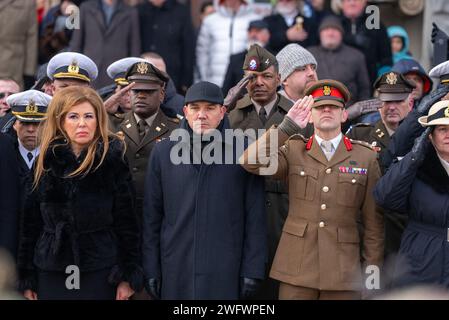 Brig. David Pack (erste Reihe, Mitte), britischer Verbindungsbeamter und stellvertretender Befehlshaber der Pläne für die 82. Luftlandedivision; Oberstleutnant Brian Fiddermon, Befehlshaber, Armeeunterstützung-Aktivität-Black Sea (zweite Reihe, links); Oberst Rick Turner, Befehlshaber, 3. Brigade Combat Team, 101. Luftlandedivision (Luftangriff) (zweite Reihe, Mitte); Herr Drew Beck, Berater der Gastgebernation, U.S. Army Europe and Africa (dritte Reihe, Mitte); und Major Samuel Smallwood, stellvertretender Berater der Gastgebernation, U.S. Army Europe and Africa (zweite Reihe, rechts), grüßen am Tag der Vereinigung der rumänischen Fürstentümer, Little UN Stockfoto