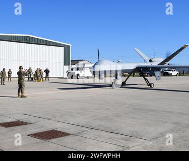 Ein Mitglied der 147th Attack Wing Aircraft Maintenance Squadron schickt am 10. Januar 2024 einen MQ-9 Reaper zum Parken am Scholes International Airport in Galveston, Texas. Der Wing testete die Start- und Bergungsoperationen am internationalen Flughafen Scholes in Galveston als Teil seines innovativen Ansatzes für das Konzept der Agile Combat Employment. Stockfoto