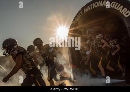 Fußballspieler der Watkins Memorial High School tragen Tarntrikots der Ohio Army National Guard während ihres Spiels gegen die Teays Valley High School am 1. September 2023 in Pataskala, Ohio. Die Operation Buckeye Guard der Ohio Army National Guard bietet Trikots, einen Tunnel und eine Rauchmaschine für High School Football-Abende im Bundesstaat. Stockfoto