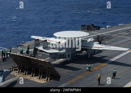 Eine E-2D Hawkeye, die an die „Bear Aces“ der Luftleitungs- und Kontrollgeschwader (VAW) 124 angeschlossen ist, bereitet sich auf den Start vom Flugdeck des größten Flugzeugträgers der worldÕs USS Gerald R. Ford (CVN 78) während des Flugbetriebs im östlichen Mittelmeer vor, 2. September 2023. Gerald R. Ford ist der neueste und fortschrittlichste Flugzeugträger der US Navy und stellt damit einen generationellen Sprung in der Fähigkeit der US Navy dar, Energie auf globaler Ebene zu projizieren. Die Gerald R. Ford Carrier Strike Group ist im Einsatzgebiet der U.S. Naval Forces Europe stationiert und wird von der U.S. Sixth FLE angestellt Stockfoto