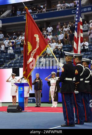 QUEENS, NY (2. September 2023) die United States Tennis Association war Gastgeber von RADM Shoshana Chatfield, Capt. (Rev.) JoEllen Oslund, Lt. Julia Baily und Lt. Audrey Mackovjak sowie Veteranen der Armee und der Marines beim 12. Jährlichen Lt. Joe Hunt Military Appreciation Day und zum Gedenken an 50 Jahre Frauen in der Marineflugzeuge. Lt. Hunt, der 1943 die US-Staatsangehörigen gewann, während er von der Navy beurlaubt war, wurde im Dienst getötet, als sein Kampfflugzeug 1945 in den Atlantik stürzte. Stockfoto