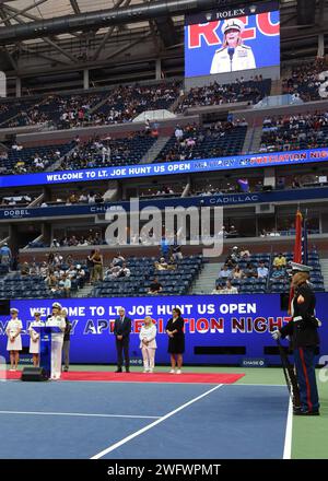 QUEENS, NY (2. September 2023) RADM Shoshana Chatfield spricht im Arthur Ashe Stadium an. Die United States Tennis Association war Gastgeber von RADM Shoshana Chatfield, Kapitän (Rev.) JoEllen Oslund, Lt. Julia Baily und Lt. Audrey Mackovjak sowie Veteranen der Armee und der Marines beim 12. Jährlichen Lt. Joe Hunt Military Appreciation Day und zum Gedenken an 50 Jahre Frauen in der Marineflugzeuge. Lt. Hunt, der 1943 die US-Staatsangehörigen gewann, während er von der Navy beurlaubt war, wurde im Dienst getötet, als sein Kampfflugzeug 1945 in den Atlantik stürzte. Stockfoto