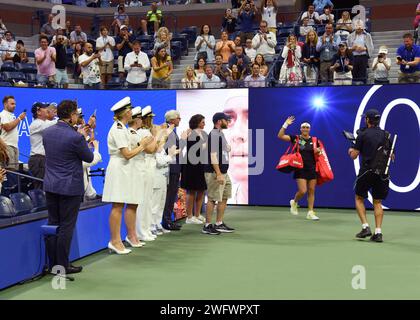 QUEENS, NY (2. September 2023) ONS Jabeur übernimmt das Stadion des Arthur Ashe Stadions während des Lieutenant Joe Hunt Military Appreciation Day. Die United States Tennis Association war Gastgeber von RADM Shoshana Chatfield, Kapitän (Rev.) JoEllen Oslund, Lt. Julia Baily und Lt. Audrey Mackovjak sowie Veteranen der Armee und der Marines beim 12. Jährlichen Lt. Joe Hunt Military Appreciation Day und zum Gedenken an 50 Jahre Frauen in der Marineflugzeuge. Lt. Hunt, der 1943 die US-Staatsangehörigen gewann, während er von der Navy beurlaubt war, wurde im Dienst getötet, als sein Kampfflugzeug 1945 in den Atlantik stürzte. Stockfoto