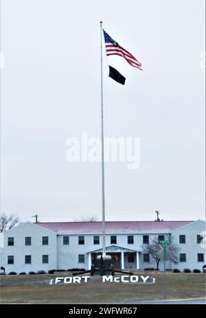 Die amerikanische Flagge auf dem Garnison-Fahnenmast ist am 2. Januar 2024 in Fort McCoy, Wiss, zu sehen. Fort McCoy liegt im Herzen des oberen Mittleren Westens und ist die einzige Einrichtung der US-Armee in Wisconsin. Die Anlage hat seit 1984 fast jedes Jahr Unterstützung und Einrichtungen für die vor- und Unterrichtsausbildung von mehr als 100.000 Militärangehörigen aus allen Diensten bereitgestellt. Erfahren Sie mehr über Fort McCoy online unter https://home.army.mil/mccoy, im Defense Visual Information Distribution System unter https://www.dvidshub.net/fmpao, auf Facebook unter „ftmccoy“ und auf Twitter unter „usagmccoy“. Stockfoto