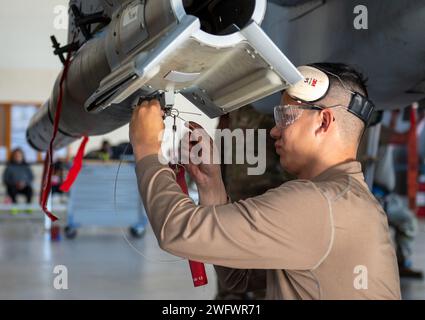 Dylan Gleason-Pritts, Mitglied der 74th Fighter Generation Squadron, arbeitet am 5. Januar 2024 an einer Rakete auf der Moody Air Force Base, Georgia. Effiziente und sichere Verfahren zum Laden von Waffen sind entscheidend, um Jets in die Luft zu bringen, um die Mission zu erfüllen. Stockfoto