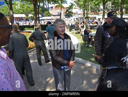 QUEENS, NY (2. September 2023) Capt. (Rev.) JoEllen Oslund spricht mit einem US Open-Fan während einer Führung durch die Einrichtungen. Die United States Tennis Association war Gastgeber von RADM Shoshana Chatfield, Kapitän (Rev.) JoEllen Oslund, Lt. Julia Baily und Lt. Audrey Mackovjak sowie Veteranen der Armee und der Marines beim 12. Jährlichen Lt. Joe Hunt Military Appreciation Day und zum Gedenken an 50 Jahre Frauen in der Marineflugzeuge. Lt. Hunt, der 1943 die US-Staatsangehörigen gewann, während er von der Navy beurlaubt war, wurde im Dienst getötet, als sein Kampfflugzeug 1945 in den Atlantik stürzte. Stockfoto