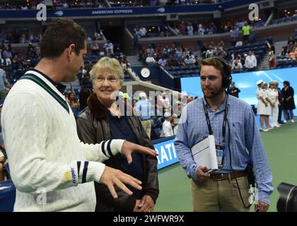 QUEENS, NY (2. September 2023) Capt. (Rev.) JoEllen Oslund spricht mit US Open-Beamten, bevor er eine Münze wirft, um zu bestimmen, welcher Spieler zuerst dienen wird. Die United States Tennis Association war Gastgeber von RADM Shoshana Chatfield, Kapitän (Rev.) JoEllen Oslund, Lt. Julia Baily und Lt. Audrey Mackovjak sowie Veteranen der Armee und der Marines beim 12. Jährlichen Lt. Joe Hunt Military Appreciation Day und zum Gedenken an 50 Jahre Frauen in der Marineflugzeuge. Lt. Hunt, der 1943 die US-Staatsbürger gewann, während er von der Navy beurlaubt war, wurde im Dienst getötet, als sein Kampfflugzeug in die stürzte Stockfoto