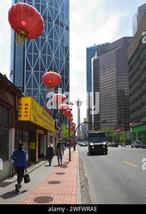 Chinesische Laternen säumen den Bürgersteig in Chinatown, Calgary, Alberta, Kanada. Stockfoto
