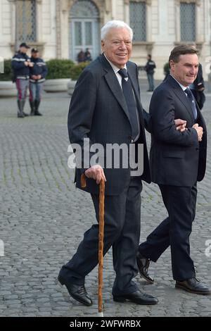 Nicola Pietrangeli. Der italienische Präsident Sergio Mattarella, rechts, schüttelt Spieler Jannik Sinner die Hand, als er am Donnerstag, 1. Februar 2024, im Präsidentenpalast Quirinale in Rom das Siegerteam des Davis-Tennispokals 2023 trifft. Stockfoto