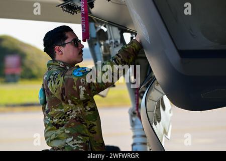 Jona Retana, Senior Airman der US Air Force, 495th Fighter Generation Squadron F-35, stellvertretender Crewchef, führt am 16. Januar 2024 Inspektionen nach dem Flug auf der Aviano Air Base, Italien durch. Unsere Fähigkeit, schnell zu reagieren und Verbündete und Partner zu beruhigen, beruht auf der Tatsache, dass wir gemeinsam trainieren und arbeiten. Stockfoto