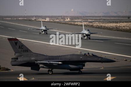 Zwei der Royal Bahraini Air Force und ein F-16 der U.S. Air Force im Kampf gegen Falken Taxi während der Übung Ballast Cannon 24,3 an einem unbekannten Ort innerhalb des US Central Command Area of Responsibility, 10. Januar 2024. Die seit langem bestehenden Beziehungen, die die US Air Force innerhalb der CENTCOM AOR entwickelt hat, ermöglichen Routineübungen, die die Fähigkeit der Koalition verbessern, eine nahtlose operative Streitmacht in jedem Kriegsgebiet zu werden. Stockfoto