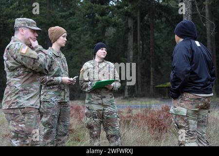 Soldaten der Washington Army National Guard mit dem 341st Military Intelligence Battalion (Linguist), 56th Theater Information Operations Group, Washington National Guard führen Wege, die Informationen von Vertriebenen/Flüchtlingen während einer gemeinsamen Feldübungsübung auf der Joint Base Lewis-McCord, Washington, 6. Januar 2024 beinhalten. Die Einheit führte eine Ausbildung zum menschlichen Geheimdienst durch, in Form von Verbindungskontrollen und Nachbesprechungsoperationen, um menschliche Informationen für den Kommandanten zu erlangen. Stockfoto