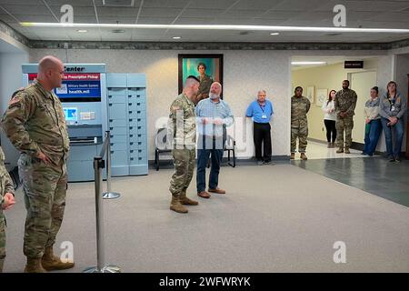 Das Blanchfield Army Community Hospital wünschte Kapitän Nathan Suber, dem Leiter der Abteilung für Patientenverwaltung VON BACH, alles Gute, bevor er nach Westeuropa einsetzte, um die laufenden Operationen zu unterstützen. Stockfoto