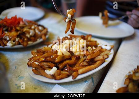 Poutine im Familienstil in einem Restaurant in Montreal, Quebec, Kanada Stockfoto