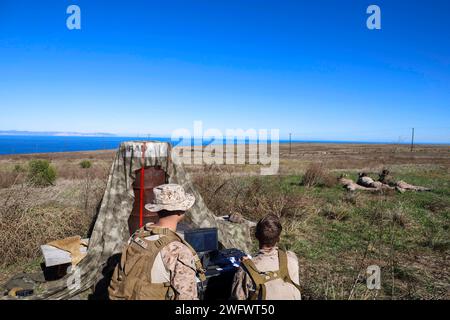 US-Marines, die der 15. Marine Expeditionary Unit zugeordnet sind, überwachen den Horizont auf der Suche nach fiktiven Zielen mit einem Fernglas und einem SIMRAD-Radarsystem auf einer Expeditionsbasis auf San Clemente Island, Kalifornien, am 10. Januar 2024. Das EAB wurde für Marines eingerichtet, um Bedrohungen in der Nähe zu erkennen und das Bewusstsein für maritime Bereiche während der integrierten Schulung der Boxer Amphibious Ready Group zu stärken. Expeditionäre Advanced Base Operations sind eine Form von Expeditionskrieg, die es den Marines ermöglicht, von strengen Standorten an Land oder Küste aus innerhalb potenzieller Co zu operieren Stockfoto