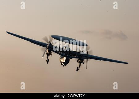 Eine E-2D Hawkeye, die an die „Bear Aces“ der Airborne Command and Control Squadron (VAW) 124 angeschlossen ist, startet am 2. September 2023 vom Flugdeck des weltweit größten Flugzeugträgers USS Gerald R. Ford (CVN 78) im östlichen Mittelmeer. Gerald R. Ford ist der neueste und fortschrittlichste Flugzeugträger der US Navy und stellt damit einen generationellen Sprung in der Fähigkeit der US Navy dar, Energie auf globaler Ebene zu projizieren. Die Gerald R. Ford Carrier Strike Group ist auf einem geplanten Einsatz im US-Marinestreitgebiet in Europa stationiert und wird von der U.S. Sixth Fleet eingesetzt, um die USA, Verbündete und partn zu verteidigen Stockfoto