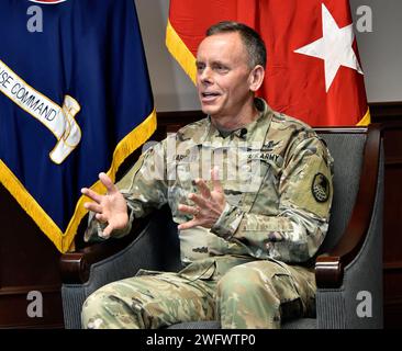 Generalleutnant Daniel L. Karbler, kommandierender General des US Army Space and Missile Defense Command, spricht am 3. Januar mit lokalen Medien im Hauptquartier des Kommandos Redstone Arsenal in Alabama. Karbler wird am 9. Januar nach mehr als 36 Jahren Militärdienst in der US-Armee in den Ruhestand gehen. Stockfoto