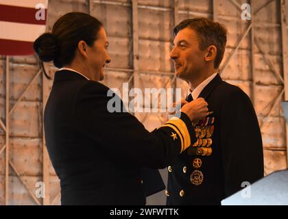 NAS PATUXENT RIVER, Maryland (10. Januar 2024) – Nancy Lacore, Kommandant des Marinestützpunkts Washington, verleiht die Legion of Merit-Medaille an den scheidenden NAS Patuxent River Commanding Officer Captain Derrick Kingsley, der nach 27 Jahren Marinestandzeit in den Ruhestand ging. Stockfoto