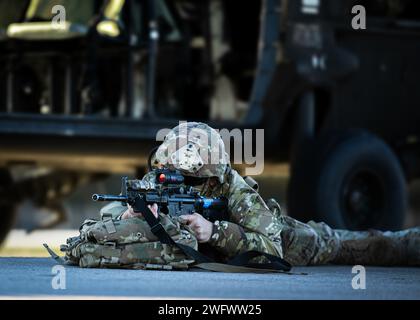Ein Soldat des 48. Infanterie-Brigade-Kampfteams, Georgia Army National Guard, führt am 9. Januar 2024 ein Heißlasttraining mit einem UH-60 Black Hawk Hubschrauber in Fort Cavazos, Texas durch. Die 244. AHB absolvierte ein rigoroses Vorbereitungstraining zur Vorbereitung ihrer bevorstehenden Entsendung im Kosovo zur Unterstützung der Operation Joint Guardian. (Oklahoma National Guard Stockfoto