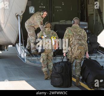 Luftwaffenflugzeuge der 71st Rescue Generation Squadrons laden am 10. Januar 2024 Fracht auf einen HC-130J Combat King II auf der Moody Air Force Base, Georgia. Weniger als 24 Stunden nach der Evakuierung für einen Sturm bereiteten sich die Mannschaften darauf vor, die Red Flag am Nellis AFB in Nevada zu üben. Stockfoto