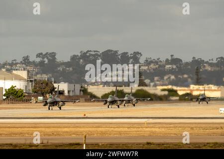 Vier F-16 der 175th Fighter Squadron bekämpften Falcons Taxis vor dem Start während der Operation Seawolf auf der Naval Air Station North Island, Coronado, Kalifornien, 23. Januar 2024. Flieger des 114th Fighter Wing reisten nach NASNI mit F-16 Fighting Falcons, die der 175th Fighter Squadron zugeteilt wurden, um ein agiles, gemeinsames maritimes Training mit der Navy und den Marines durchzuführen. Stockfoto