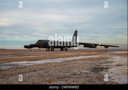 Eine B-52H Stratofortress Taxis in Richtung Start- und Landebahn am Minot Air Force Base, North Dakota, 30. Januar 2024. Der Bomber ist in der Lage, mit hoher Unterschallgeschwindigkeit in Höhen von bis zu 50.000 Fuß über 8.800 Meilen zu fliegen. Stockfoto