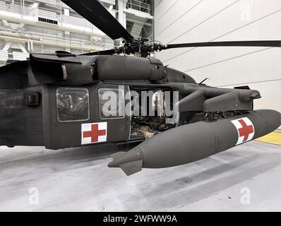 Dieser UH-60 Black Hawk Hubschrauber, der der Charlie Company, 1-52 General Support Aviation Battalion, gehört, parkt im Hangar in Fort Wainwright, nachdem er nach Tok, Alaska, und zurück geflogen ist, um eine aeromedizinische Evakuierung durchzuführen. Die Arctic Dustoff Crew evakuierte einen Patienten aus dem Dorf in das Krankenhaus in Fairbanks am Silvesterabend. Stockfoto