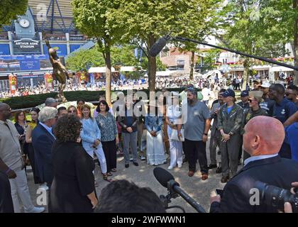 QUEENS, NY (2. September 2023) die United States Tennis Association war Gastgeber von RADM Shoshana Chatfield, Capt. (Rev.) JoEllen Oslund, Lt. Julia Baily und Lt. Audrey Mackovjak sowie Veteranen der Armee und der Marines beim 12. Jährlichen Lt. Joe Hunt Military Appreciation Day und zum Gedenken an 50 Jahre Frauen in der Marineflugzeuge. Lt. Hunt, der 1943 die US-Staatsangehörigen gewann, während er von der Navy beurlaubt war, wurde im Dienst getötet, als sein Kampfflugzeug 1945 in den Atlantik stürzte. Stockfoto