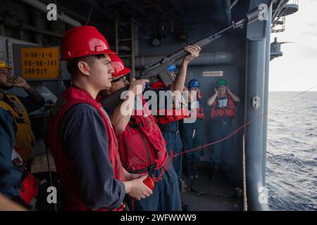 PHILIPPINE SEA (20. Januar 2024) Aviation Ordnanceman 3rd Class Evin Santana, Mitte-rechts, aus Miami, und Aviation Ordnanceman 3rd Class Jorge Brand, Mitte-Links, aus La Puente, Kalifornien, beide dem vorwärtsgerichteten amphibischen Angriffsträger USS America (LHA 6) zugeteilt, feuern Sie eine Entfernungslinie im Tankpumpenraum des Schiffes während einer Auffüllung auf See mit dem Flottennachfüllöler USNS John Ericsson (T-AO-194), während Sie am 20. Januar in der Philippinischen See segeln. America, Leitschiff der America Amphibious Ready Group, ist im Einsatzgebiet der 7. US-Flotte im Einsatz. 7. US-Flotte Stockfoto