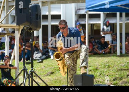 Der Musiker der US-Navy 2nd Class Owen Sczerba aus Poughkeepsie, New York, spielt Saxophon mit der Pacific Partnership Band, die sich aus Mitgliedern der U.S. Pacific Fleet Band und der Royal Australian Navy Band zusammensetzt, an der Chuuk High School während einer Veranstaltung in Chuuk, Föderierte Staaten von Mikronesien. im Rahmen der Pacific Partnership 2024-1 15. Januar 2024. Die Pazifikpartnerschaft, die sich jetzt in ihrer 19. Auflage befindet, ist die größte multinationale humanitäre Hilfe- und Katastrophenvorsorgemission im Indopazifik und arbeitet an der Verbesserung der regionalen Interoperabilität und des Katastrophenschutzes Stockfoto