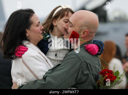 240115-N-YM590-1257 VIRGINIA BEACH, Va. (15. Januar 2024) – Ein Pilot, der den „Tomcatters“ der Strike Fighter Squadron (VFA) 31 zugeteilt wurde, vereint sich mit seiner Familie, nachdem er am 15. Januar nach mehr als achtmonatigem Einsatz mit der Gerald R. Ford Carrier Strike Group zur Marineflugstation Oceana in Virginia zurückkehrte. Während des Einsatzes absolvierte das Geschwader mehr als 2.669 Einsätze, insgesamt mehr als 4.153 Flugstunden und 1.991 Landungen, die vom Träger festgenommen wurden. Stockfoto