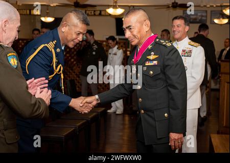 Mitglieder des thailändischen und US-amerikanischen Militärs gratulieren General Chalermphon Srisawasdi, dem ehemaligen Chef der Royal Thai Armed Forces (RTARF), nachdem er am 18. Januar 2024 in Bangkok die Verdienstlegion erhalten hatte, die von John C. Aquilino, dem Befehlshaber des Indo-Pazifik-Kommandos der Vereinigten Staaten, festgehalten wurde. Die Legion of Merit ist die höchste Auszeichnung, die die USA einem ausländischen Führer verleihen können; sie ist für Personen reserviert, die außergewöhnlich verdienstvolles Verhalten bei der Erbringung herausragender Dienste gezeigt haben. USINDOPACOM engagiert sich für die Verbesserung der Stabilität in der indopazifischen Region durch die Förderung der Sicherheitszusammenarbeit enco Stockfoto