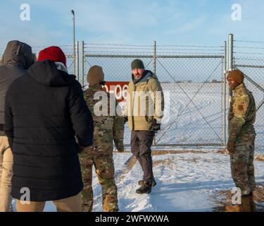 Col. Kenneth McGhee, 91st Missile Wing Commander, zeigt Mitglieder des Department of State Launch Facility Oscar-06 in der Nähe der Minot Air Force Base, North Dakota, 18. Januar 2024. Die Abschussanlagen dienen zur Unterbringung von ballistischen Flugkörpern Minute man III. Stockfoto