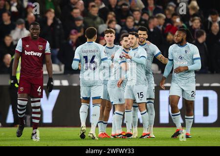 LONDON, Großbritannien - 1. Februar 2024: Dominic Solanke vom AFC Bournemouth feiert das Eröffnungstor mit seinen Teamkollegen nach einem VAR-Check während des Premier League-Spiels zwischen West Ham United und AFC Bournemouth im London Stadium (Credit: Craig Mercer/ Alamy Live News) Stockfoto