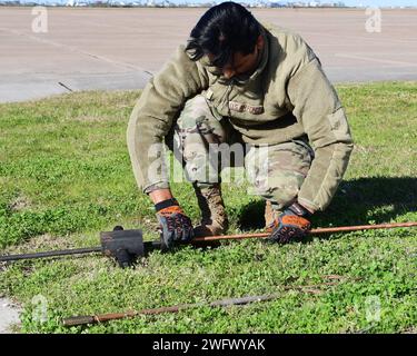 Ein Mitglied der 147th Attack Wing Aircraft Maintenance Squadron bereitet sich darauf vor, am 10. Januar 2024 eine Erdungsstange am Scholes International Airport in Galveston, Texas, zu installieren. Der Wing testete die Start- und Bergungsoperationen am internationalen Flughafen Scholes in Galveston als Teil seines innovativen Ansatzes für das Konzept der Agile Combat Employment. Stockfoto