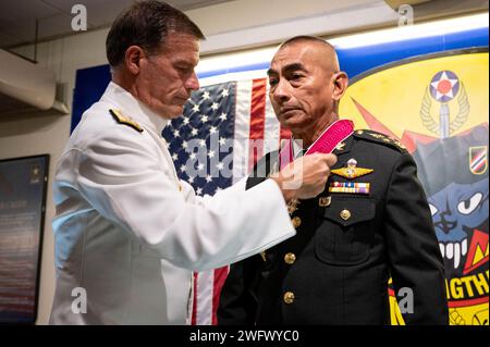 General Chalermphon Srisawasdi, ehemaliger Verteidigungschef der Royal Thai Armed Forces (RTARF), empfängt die Verdienstlegion, die von John C. Aquilino, dem Befehlshaber des Indo-Pazifik-Kommandos der Vereinigten Staaten, bei einer Zeremonie am 18. Januar 2024 in Bangkok festgehalten wurde. Die Legion of Merit ist die höchste Auszeichnung, die die USA einem ausländischen Führer verleihen können; sie ist für Personen reserviert, die außergewöhnlich verdienstvolles Verhalten bei der Erbringung herausragender Dienste gezeigt haben. USINDOPACOM setzt sich dafür ein, die Stabilität in der indopazifischen Region durch die Förderung der Sicherheitszusammenarbeit, die Förderung der friedlichen Entwicklung und die Reaktion zu verbessern Stockfoto