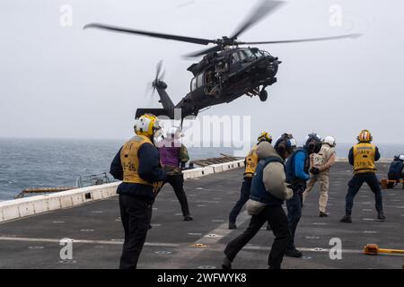 Seeleute an Bord des amphibischen Transportdocks USS John P. Murtha (LPD 26) beobachten einen MH-60M Blackhawk Hubschrauber, der dem 160th Special Operations Aviation Regiment (Airborne) zugewiesen wurde, und landen auf dem Flugdeck während der Operation POLAR DOLGER, 2. September 2023. Amphibische Transportschiffe wie John P. Murtha verfügen über viele einzigartige Fähigkeiten, die sie zu idealen Plattformen machen, um spezielle Einsatzkräfte zu unterstützen, z. B. die Fähigkeit, Hubschrauber von der gemeinsamen Streitmacht aus zu besteigen, Kampfflugzeuge der Naval Special Warfare zu starten und wiederzugewinnen und durch fortschrittliche Sensoren das All-Domain-Bewusstsein zu erhalten. Operationen NOBEL Stockfoto