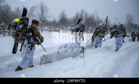 Soldaten des 2. Bataillons, 87. Infanterieregiments, schleppen einen Schlitten mit einem arktischen Zelt, um sich beim D-Series-Wettbewerb auf Fort Drum, NY, am 18. Januar 2024 zu qualifizieren. Der einwöchige Wettbewerb geht auf die berühmten Divisionsmanöver zurück, die die 10th Mountain Division in Camp Hale, Colorado, 1944 ausübte. Stockfoto