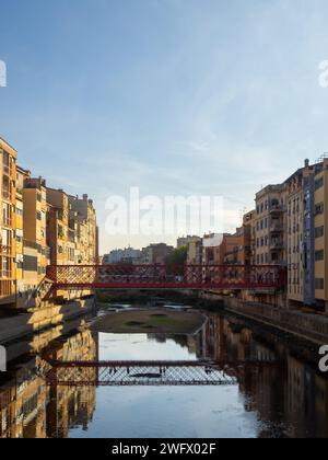 Pont de les Peixateries Velles über den Fluss Onyar, der Girona überquert Stockfoto