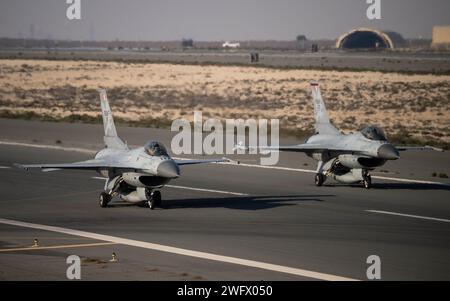 Zwei F-16-Taxis der Royal Bahraini Air Force während der Übung Ballast Cannon 24,3 an einem unbekannten Ort innerhalb des US Central Command Area of Responsibility, 10. Januar 2024. Die seit langem bestehenden Beziehungen, die die US Air Force innerhalb der CENTCOM AOR entwickelt hat, ermöglichen Routineübungen, die die Fähigkeit der Koalition verbessern, eine nahtlose operative Streitmacht in jedem Kriegsgebiet zu werden. Stockfoto