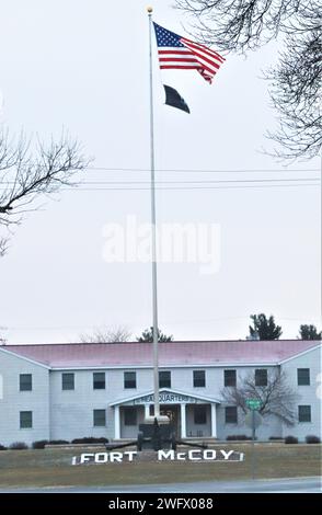 Die amerikanische Flagge auf dem Garnison-Fahnenmast ist am 2. Januar 2024 in Fort McCoy, Wiss, zu sehen. Fort McCoy liegt im Herzen des oberen Mittleren Westens und ist die einzige Einrichtung der US-Armee in Wisconsin. Die Anlage hat seit 1984 fast jedes Jahr Unterstützung und Einrichtungen für die vor- und Unterrichtsausbildung von mehr als 100.000 Militärangehörigen aus allen Diensten bereitgestellt. Erfahren Sie mehr über Fort McCoy online unter https://home.army.mil/mccoy, im Defense Visual Information Distribution System unter https://www.dvidshub.net/fmpao, auf Facebook unter „ftmccoy“ und auf Twitter unter „usagmccoy“. Stockfoto