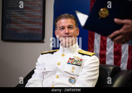 John C. Aquilino, Kommandeur des Indo-Pazifik-Kommandos der Vereinigten Staaten, schließt sich General Chalermphon Srisawasdi, dem ehemaligen Verteidigungsschef der Royal Thai Armed Forces (RTARF), an, nachdem er ihm am 18. Januar 2024 die Verdienstlegion in Bangkok präsentiert hatte. Die Legion of Merit ist die höchste Auszeichnung, die die USA einem ausländischen Führer verleihen können; sie ist für Personen reserviert, die außergewöhnlich verdienstvolles Verhalten bei der Erbringung herausragender Dienste gezeigt haben. USINDOPACOM setzt sich dafür ein, die Stabilität in der indopazifischen Region durch die Förderung der Sicherheitszusammenarbeit, die Förderung der friedlichen Entwicklung, die Förderung der friedlichen Entwicklung, die Förderung der Zusammenarbeit im Indopazifik zu verbessern Stockfoto