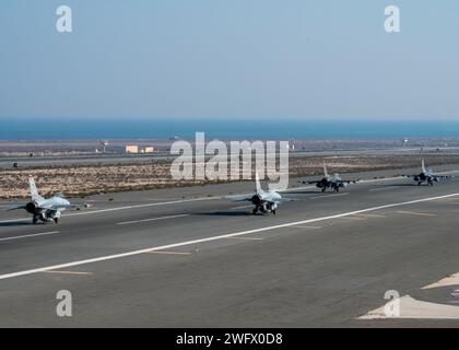 Zwei F-16 der US-Luftwaffe und zwei F-16 der Royal Bahraini Air Force im Rahmen der Übung Ballast Cannon 24,3 an einem unbekannten Ort im US Central Command Area of Responsibility, 10. Januar 2023. Die dauerhaften Partnerschaften der US Air Force im CENTCOM AOR erleichtern ein konsistentes Training und verbessern die Fähigkeit der Koalition, nahtlos über alle Kampfgebiete hinweg zu funktionieren. Stockfoto
