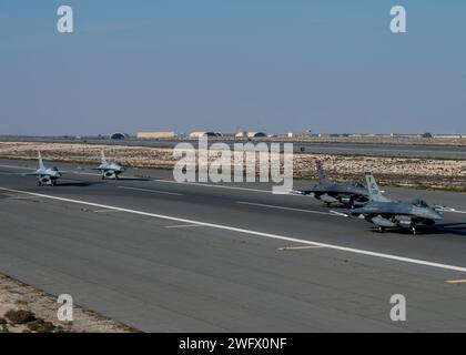 Zwei F-16 der US-Luftwaffe und zwei F-16 der Royal Bahraini Air Force im Rahmen der Übung Ballast Cannon 24,3 an einem unbekannten Ort im US Central Command Area of Responsibility, 10. Januar 2023. Die dauerhaften Partnerschaften der US Air Force im CENTCOM AOR erleichtern ein konsistentes und planmäßiges Training und verbessern so die Fähigkeit der Koalition, nahtlos über alle Kampfgebiete hinweg zu funktionieren. Stockfoto