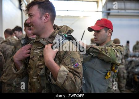 Der britische Fallschirmjäger Adam Stafford (links), der dem 3. Bataillon, dem Fallschirmregiment und dem SPC der US-Armee zugeteilt wurde. Karan Sanyashi, ein Rigger, der dem 189. Division Sustainment Support Battalion, der 82. Airborne Division Sustainment Brigade zugeteilt wurde, führt am 22. Januar 2024 eine letzte Ausrüstungsprüfung auf dem Pope Army Airfield in North Carolina durch. Die Fallschirmjäger führten die Kontrollen durch, um eine Bordmaschine vorzubereiten, die den Beginn der Operation Devil Strike markierte. Der 1. BCT führte Devil Strike durch, um ihre Bereitschaft für eine bevorstehende Rotation im Joint Readiness Training Center in Fort zu bestätigen Stockfoto