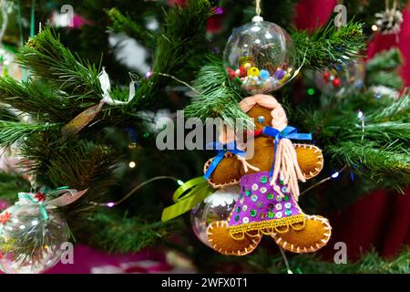 Weihnachtsdekoration auf dem Weihnachtsbaum. Eine handgefertigte Weihnachtsbaumdekoration hängt am Weihnachtsbaum Stockfoto